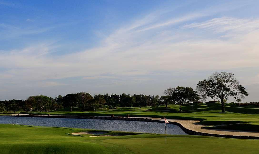 Dusit Thani Laguna Сингапур Екстериор снимка The 17th hole at the 2013 PGA Championship