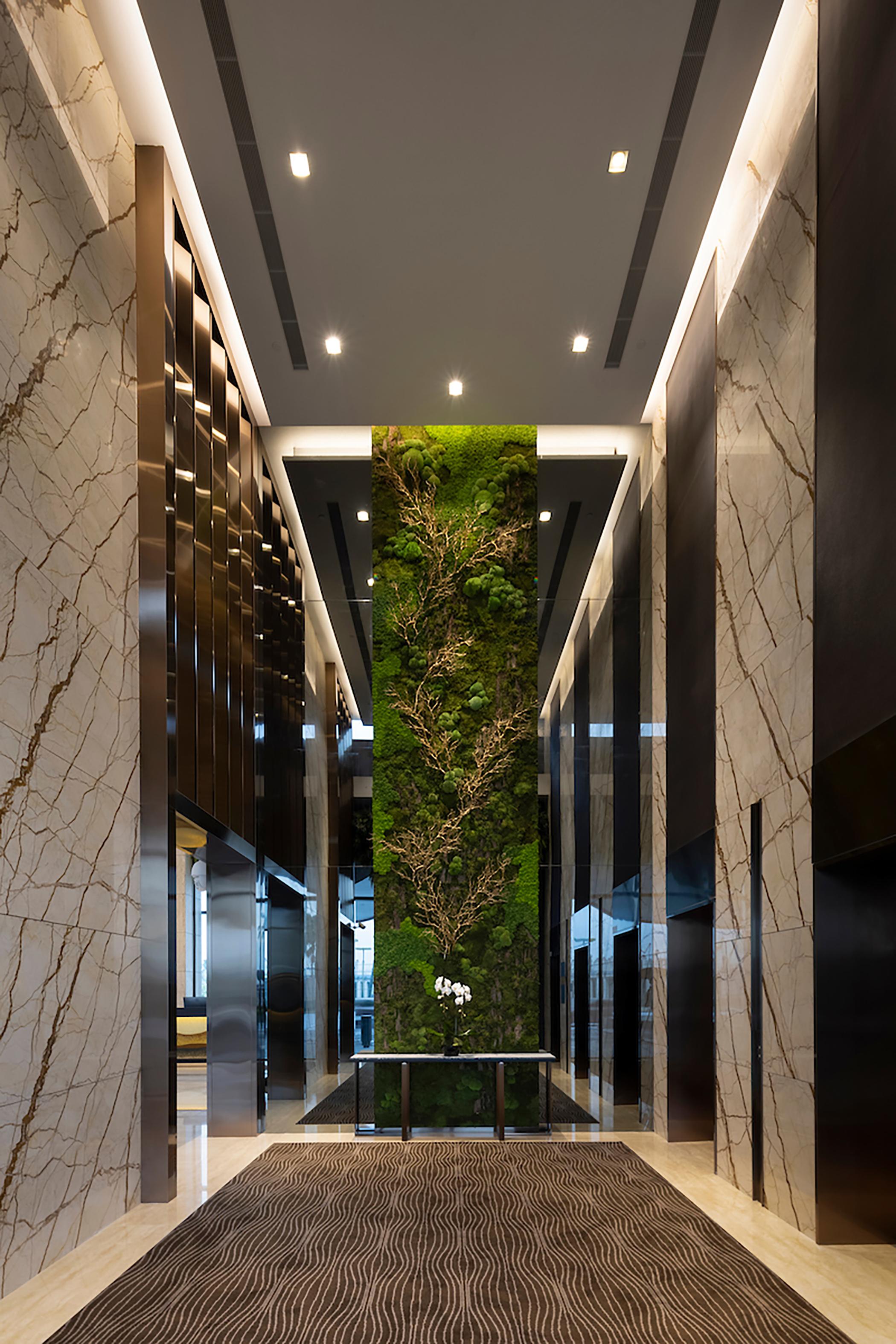 Dusit Thani Laguna Сингапур Екстериор снимка The green wall in the elevator lobby