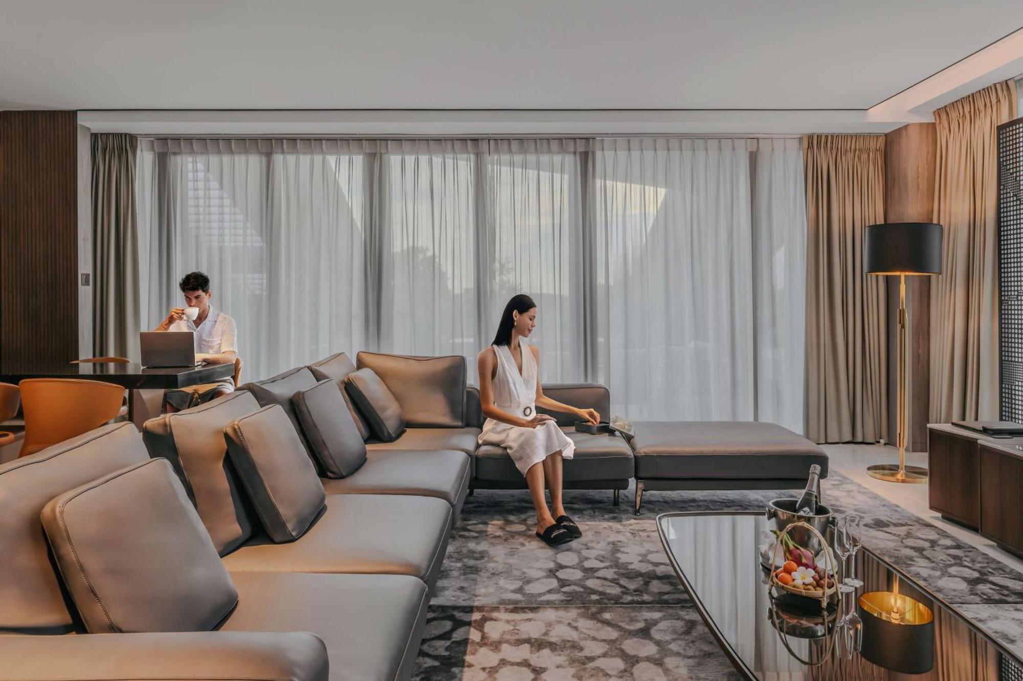 Dusit Thani Laguna Сингапур Екстериор снимка The living room of a three-bedroom suite